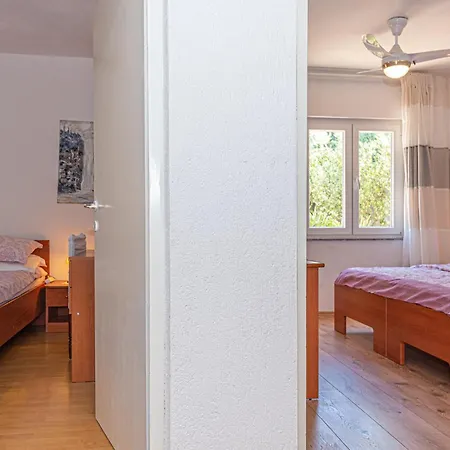 شقة 2 Bedroom Cozy In روغوزنيكا