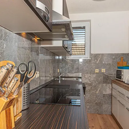 2 Bedroom Cozy In Appartement *