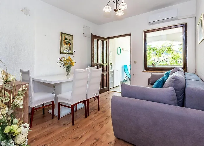 Apartamento 2 Bedroom Cozy In *